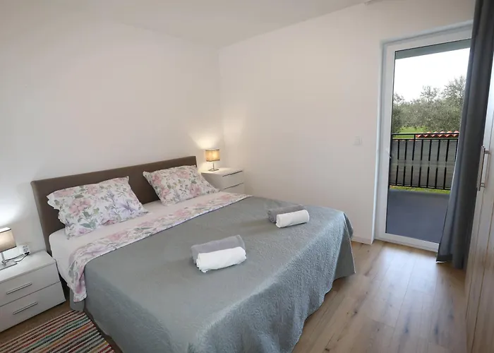 Apolo - Pool & Garden Retreat *