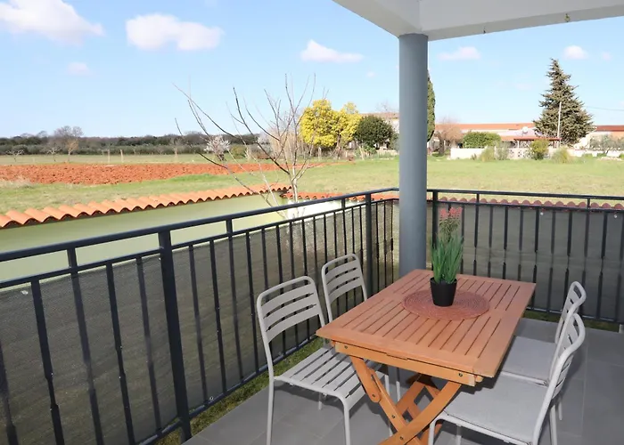 דירה Apolo - Pool & Garden Retreat