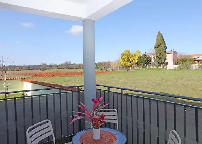 דירה Apolo - Pool & Garden Retreat פולה