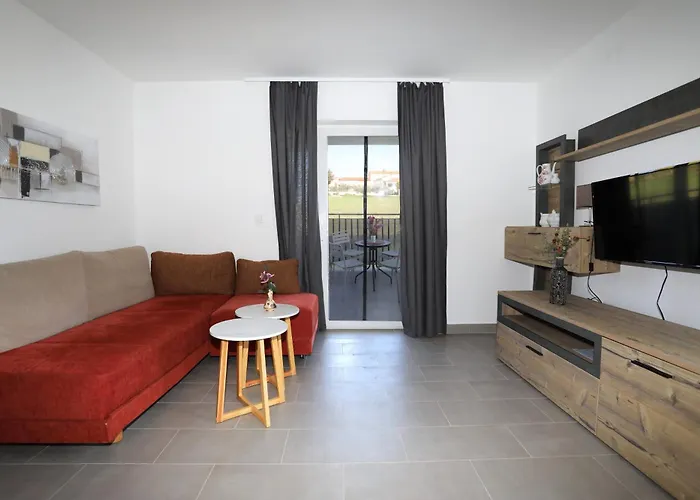 Apolo - Pool & Garden Retreat דירה *