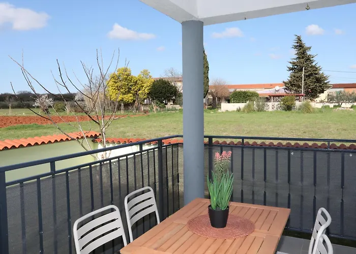 Apolo - Pool & Garden Retreat דירה