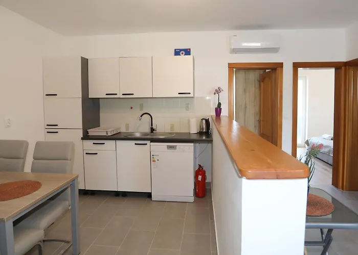 Apolo - Pool & Garden Retreat דירה *