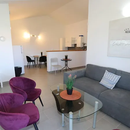 Apolo - Pool & Garden Retreat Pula