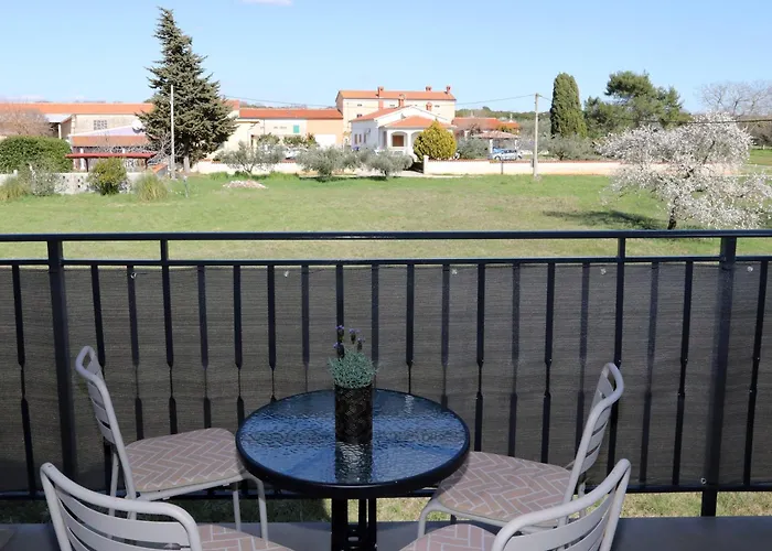 Apolo - Pool & Garden Retreat Pula